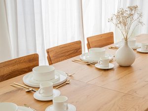 Miniaturka 7 - Zbliżenie na drewniany blat stołu w stylu rustykalnym