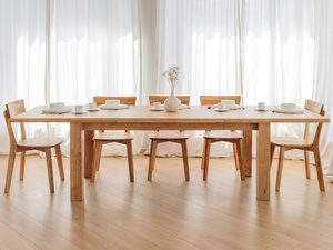 Miniaturka 1 - Zestaw stołu dębowego z krzesłami w jasnym wnętrzu