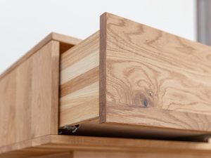 Miniaturka 5 - Zbliżenie krawędzi szuflady dębowej, precyzyjne wykończenie