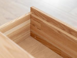 Miniaturka 6 - Wnętrze szuflady dębowej z wyraźnym usłojeniem