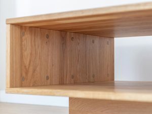 Miniaturka 8 - Zbliżenie półki dębowej, w ławie naturalne słoje i trwała konstrukcja