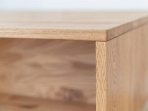 Miniaturka 9 - Detal krawędzi drewnianej półki dębowej, naturalne usłojenie