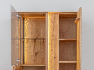Miniaturka 7 - Wysoka witryna dębowa z przeszklonymi drzwiami i oświetleniem