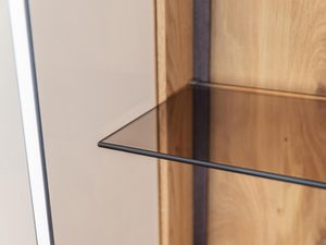 Miniaturka 9 - Detal szklanej półki w witrynie dębowej