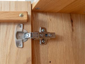 Miniaturka 11 - Detal zawiasu drzwi witryny dębowej, solidne połączenie