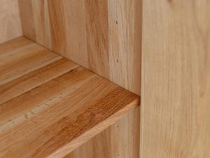 Miniaturka 14 - Detal mocowania półki w witrynie dębowej, wytrzymałe drewno