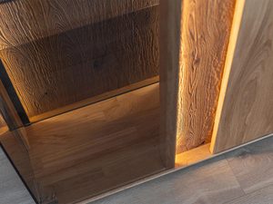 Miniaturka 10 - Wnętrze witryny dębowej z półkami i szklanymi drzwiami