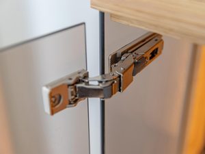 Miniaturka 11 - Zawias meblowy z cichym domykaniem w szafce dębowej