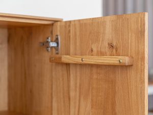 Miniaturka 12 - Wnętrze szafki dębowej z półkami