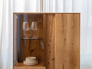 Miniaturka 8 - Wysoka witryna dębowa z półkami i przeszkleniem