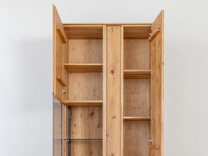 Miniaturka 3 - Wnętrze wysokiej witryny z półkami z litego drewna