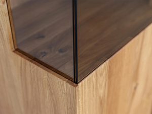 Miniaturka 5 - Zbliżenie na element szklany w witrynie dębowej