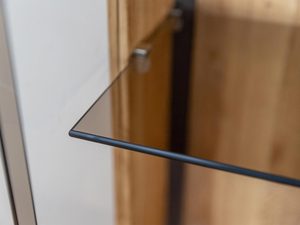 Miniaturka 6 - Zbliżenie na półkę szklaną w witrynie dębowej