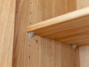 Miniaturka 7 - Zbliżenie na półkę drewnianą w witrynie