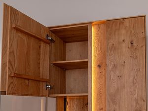 Miniaturka 8 - Zbliżenie na półki w witrynie dębowej