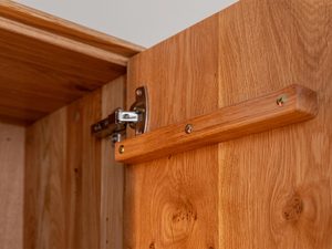 Miniaturka 9 - Zbliżenie na zawias drzwi witryny z litego dębu