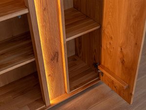 Miniaturka 10 - Detal oświetlenia LED w witrynie z litego dębu