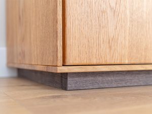 Miniaturka 6 - Zbliżenie na krawędź witryny dębowej