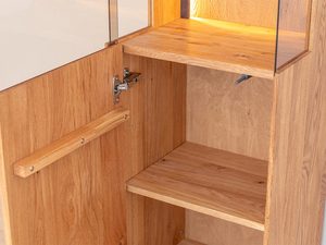 Miniaturka 4 - Wnętrze witryny z półkami z drewna dębowego