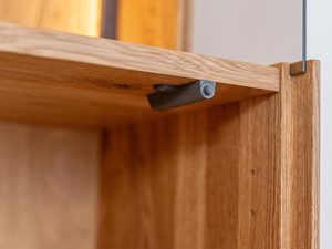 Miniaturka 5 - Zbliżenie na zawias w witrynie z litego drewna