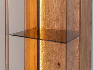 Miniaturka 1 - Przeszklona półka w witrynie z oświetleniem LED