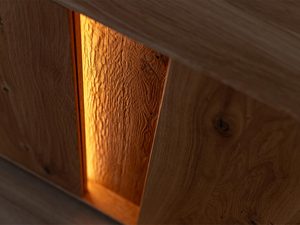 Miniaturka 9 - Zbliżenie na detal frontu szafki z litego dębu i podświetlenie