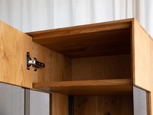 Miniaturka 2 - Zbliżenie na półkę witryny dębowej