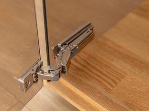 Miniaturka 7 - Zawias drzwi szklanych w witrynie dębowej