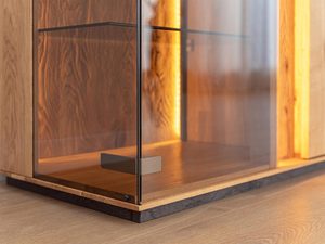 Miniaturka 5 - Zbliżenie na detale witryny z litego dębu