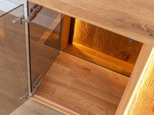 Miniaturka 6 - Zbliżenie na szklane drzwi witryny dębowej z podświetleniem