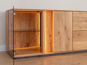 Miniaturka 10 - Zbliżenie na słoje drewna dębowego z oświetleniem