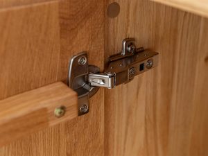 Miniaturka 6 - Zbliżenie na zawias drzwi szafki z litego dębu