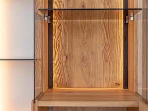 Miniaturka 5 - Zbliżenie na półkę szklaną w nowoczesnej witrynie