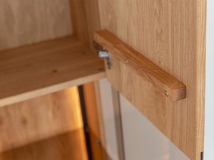 Miniaturka 7 - Detal elementu drewnianego w witrynie