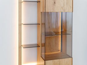 Miniaturka 9 - Zbliżenie na półkę szklaną w nowoczesnej witrynie