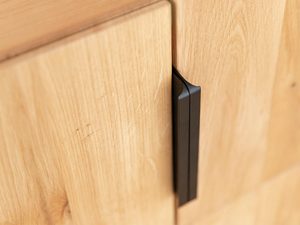 Miniaturka 9 - Detal frontu witryny z litego drewna dębowego