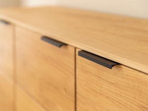 Miniaturka 5 - Komoda dębowa w stylu industrialnym z metalowymi czarnymi akcentami