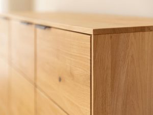 Miniaturka 6 - Zbliżenie na boczną stronę komody dębowej