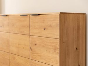 Miniaturka 7 - Nowoczesna komoda z litego drewna z czarnymi uchwytami