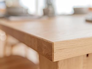 Miniaturka 11 - Detal wykończenia drewnianego blatu stołu w nowoczesnym stylu