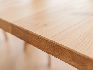 Miniaturka 15 - Zbliżenie na blat drewnianego stołu z litego dębu