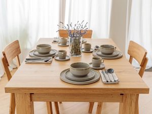 Miniaturka 4 - Zestaw stołu dębowego z krzesłami w jasnym salonie