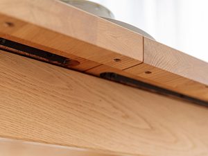 Miniaturka 6 - Zbliżenie na łączenie blatu stołu z litego dębu