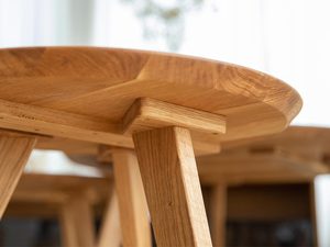 Miniaturka 4 - Przybliżenie na detal krawędzi stołu okragłego