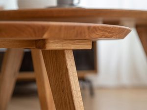 Miniaturka 5 - Zbliżenie na krawędź stołu drewnianego