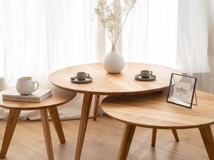 Miniaturka 2 - Drewniany stół okrągły w nowoczesnym stylu w salonie