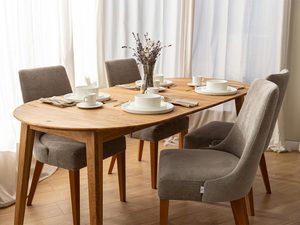 Miniaturka 5 - Drewniany stół dębowy w minimalistycznym wnętrzu, prosty design