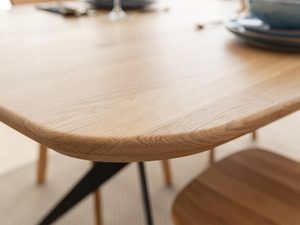 Miniaturka 14 - Zbliżenie na krawędź stołu dębowego, naturalne usłojenie drewna