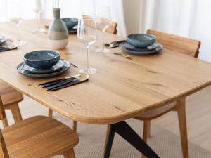 Miniaturka 3 - Zbliżenie na drewniany blat stołu, styl loftowy