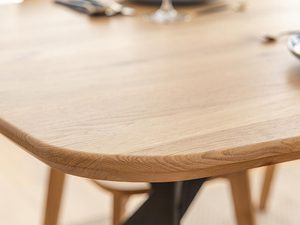 Miniaturka 4 - Zbliżenie na krawędź drewnianego blatu stołu, naturalne drewno